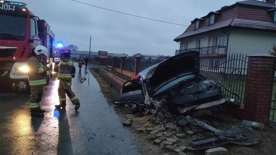 Samochód wypadł z drogi i uderzył w betonowy przepust 