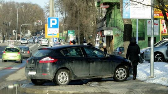 Samochody nadal zastawiają chodnik na ulicy Struga!