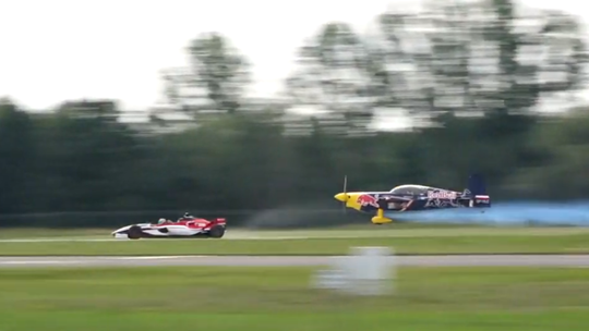 Samolot kontra bolid F1. Kto wygrał? [wideo]