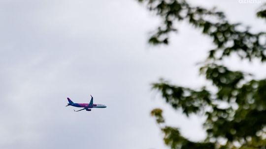 Samolot krąży nad Radomiem. O co chodzi?