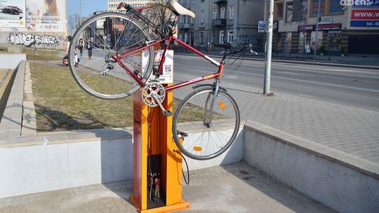 Samoobsługowa stacja naprawy rowerów w centrum miasta