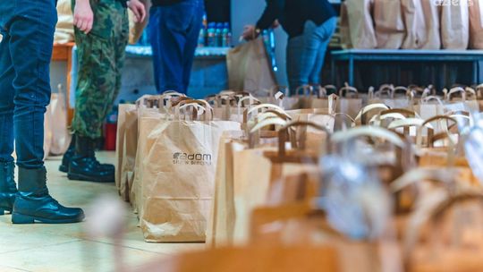 Samotni i potrzebujący otrzymali świąteczne paczki
