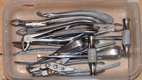 Samozwańczy dentysta pracował zardzewiałymi narzędziami