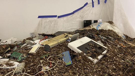 Scenografia ze śmieci. Wystawa Bio-Chem w "Elektrowni" 