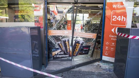 Sceny jak z GTA - samochodem przez sklep! [AKTUALIZACJA]