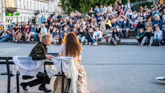Sceny miłosne na radomskich fontannach
