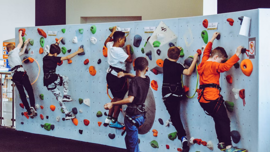 Ścianka wspinaczkowa jako fantastyczna atrakcja dla dzieci