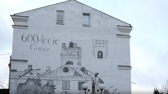 Sebastian Krawczak z Grójca z rekordem Guinnessa za mural wykonany ołówkiem