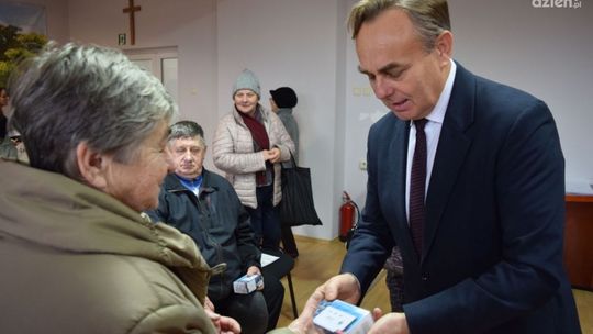 Seniorzy otrzymali czujniki czadu