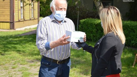 Seniorzy z Jedlni otrzymali indywidualne pakiety ochrony 