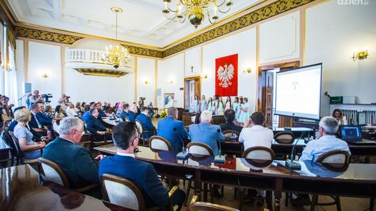 Sesja absolutoryjna. Oglądaj na żywo