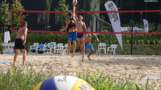 Siatkarskie zmagania na piasku w Pionkach