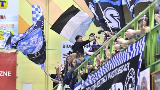 Siatkarze oddają bilety kibicom