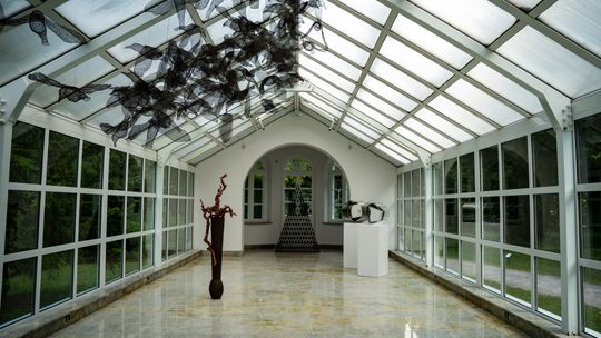 Siła ognia i delikatność duszy – nowe wystawy rzeźb w Orońsku