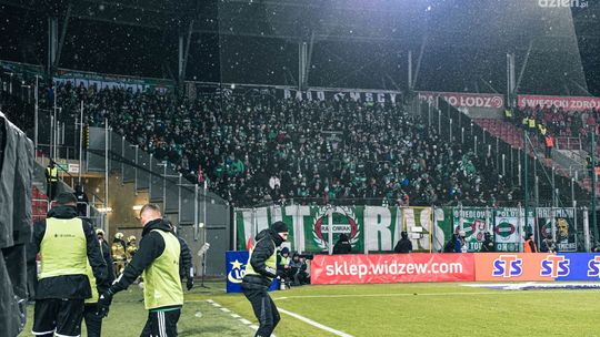 Skandal na meczu w Łodzi! Kibic Radomiaka miał krzyczeć "zdychaj kur**" podczas reanimacji fana Widzewa