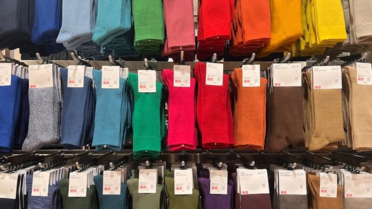 Skarpetki z logo – oryginalna forma promocji i element identyfikacji marki