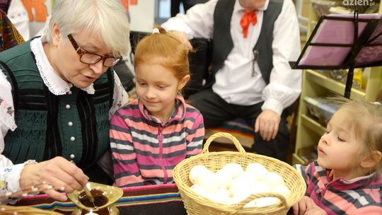 SKARYSZEW. Pisanie jaj woskiem.