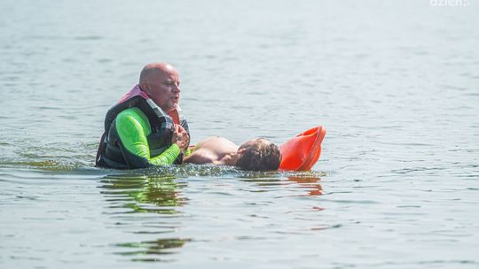Skoczył do płytkiego stawu i doznał urazu kręgosłupa