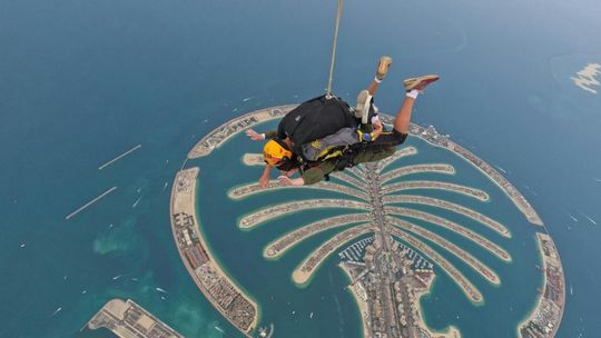 Skok ze spadochronem – Ekstremalne doświadczenie w Dubaju