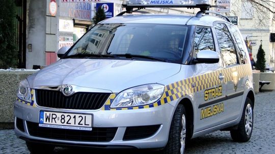 Skowyt psów zaniepokoił sąsiadów. Strażacy wywarzyli drzwi