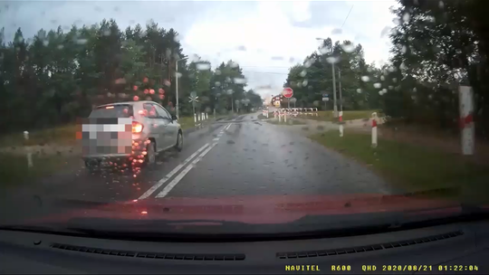 Skrajna nieodpowiedzialność na przejeździe kolejowym [WIDEO]