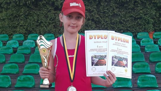 Skrzatka Akademii Tenisowej Masters Radom z pierwszym wygranym turniejem