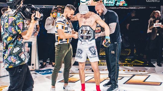 Skrzek z mistrzowskim pasem TFL!