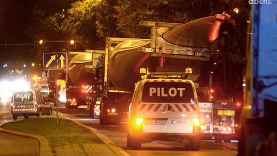 Skrzydło wiatraka na ciężarówce