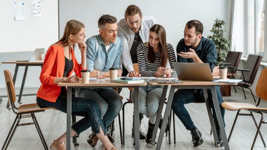 Skuteczna sprzedaż zaczyna się od relacji. Jak poprawić wyniki zespołu sprzedażowego