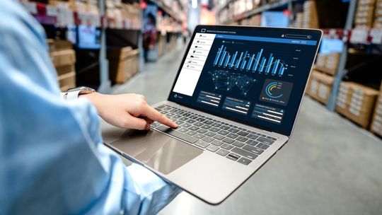 Skuteczne zarządzanie magazynem: Kompletny przewodnik po optymalizacji procesów logistycznych