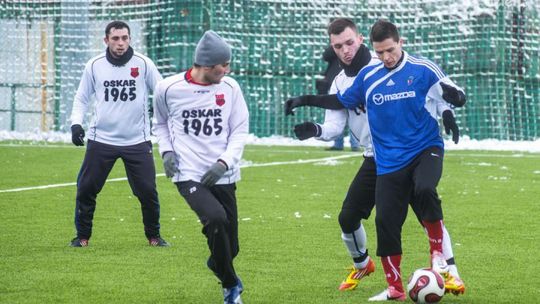 Słaby mecz i porażka Broni w sparingu z Oskarem