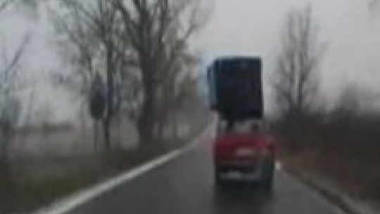 Slalom z pudłem, czyli kierowca z fantazją (VIDEO)