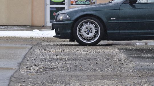 Slalomem po żwirze. Tak jeździ się ulicą Lubelską!