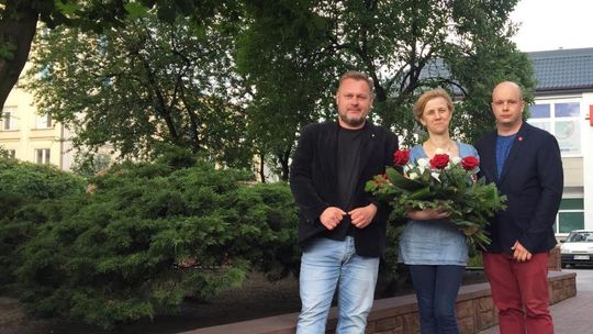 SLD składa wiązankę pod pomnikiem czerwca