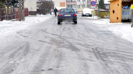 Śliskie uliczki między blokami!