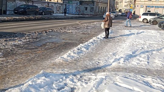 Radom. Śliski chodnik