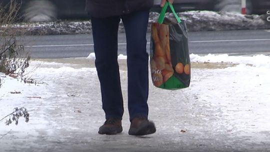 Ślisko na chodnikach. Kto odpowiada? Gdzie zgłosić?