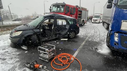 Ślisko na drogach. Dwa wypadki i 15 kolizji. Trzy osoby w szpitalu 