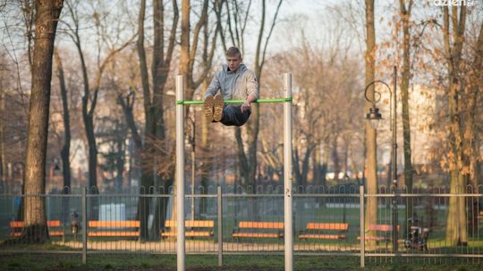 Słoneczny zimowy dzień w radomskich parkach