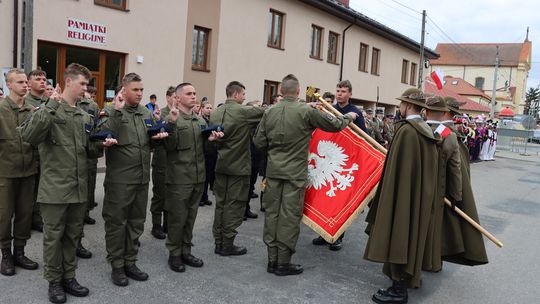 Ślubowanie klas mundurowych w Nowym Mieście nad Pilicą. To był ważny dzień w życiu uczniów