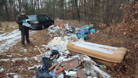 Śmieci w lasach to wciąż plaga