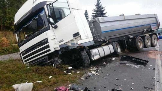 Śmierć na drodze. TIR najechał na osobowy