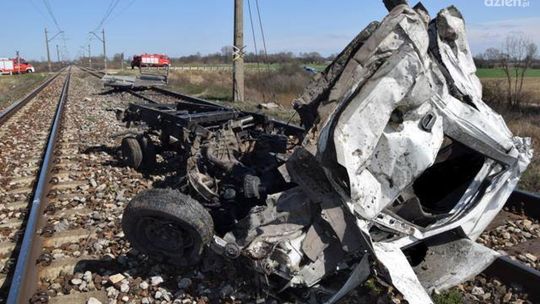 Śmierć na torach. Samochód zderzył się z pociągiem (AKTUALIZACJA)