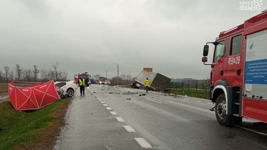 Śmiertelny wypadek pod Grójcem. Nie żyje kierowca bmw
