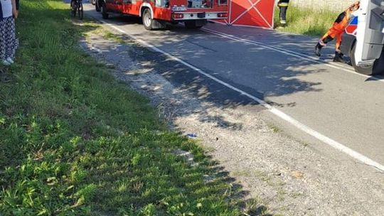 Śmiertelny wypadek w Nowej Woli Gołębiowskiej. Aktualizacja: Motorowerzysta nie ustąpił pierwszeństwa 