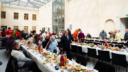 Śniadanie wielkanocne dla samotnych w Kamienicy Deskurów