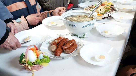 Śniadanie wielkanocne przy kościele garnizonowym