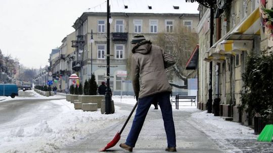 Śnieg już nie pada. Na bocznych drogach wciąż jest ślisko!