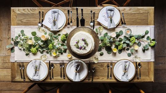 Sosjerka, salaterka, maselniczka, czyli co jest czym w zastawie stołowej