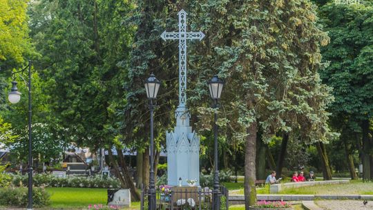 Spacerkiem po mieście: Krzyż w parku im. Tadeusza Kościuszki